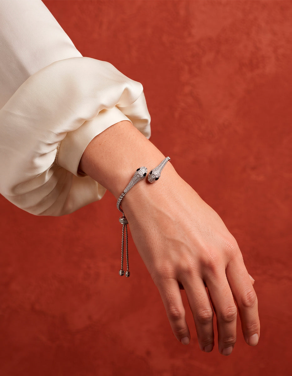 Pulsera ajustable con serpientes, topacios blancos y esmeralda de Bombay Festive Style