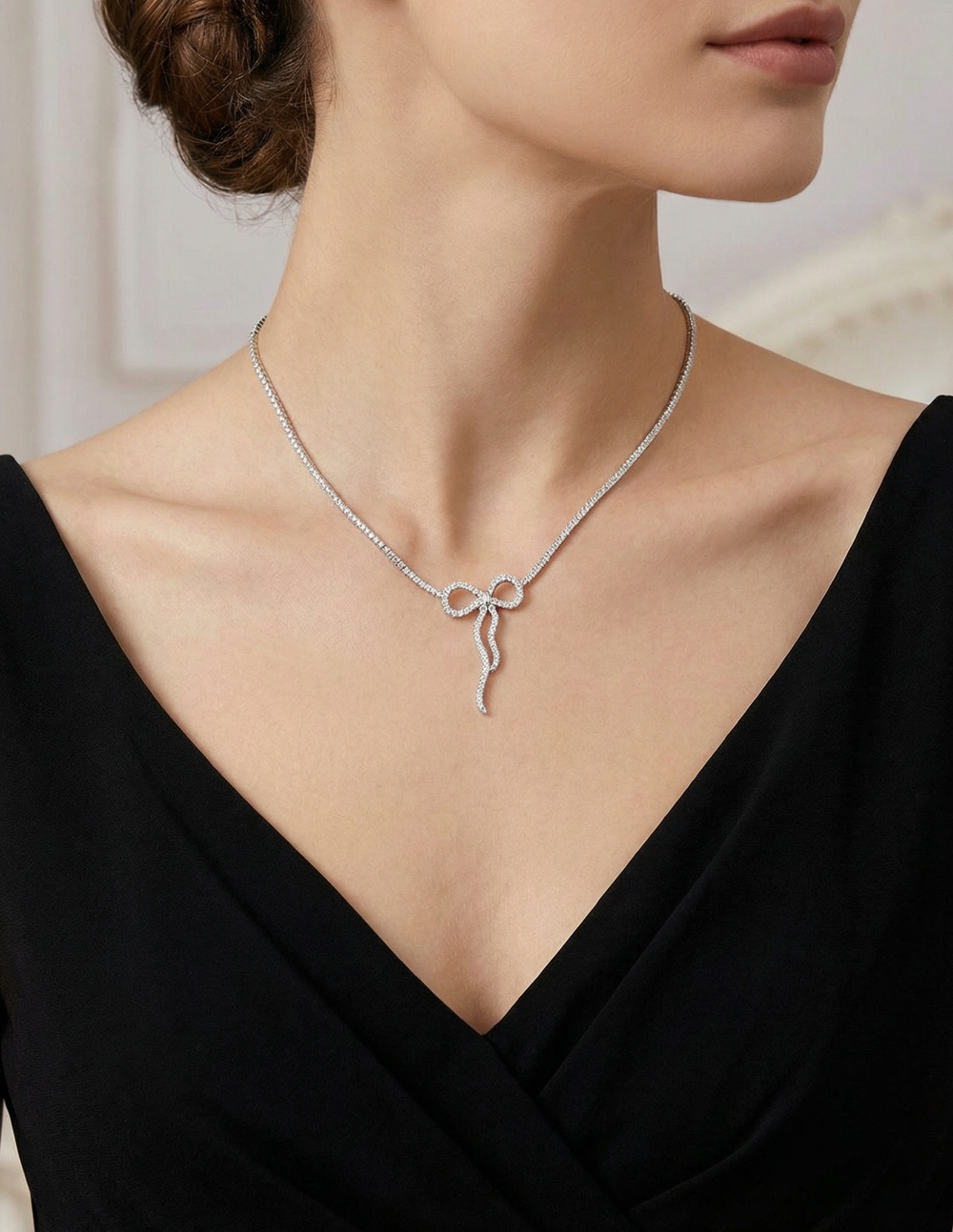Collar en metales nobles con baño de platino, moño y topacios blancos Festive Style