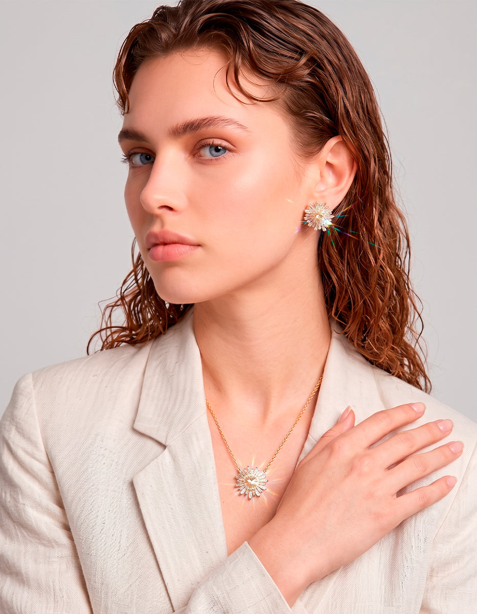 Set de Collar y Pendientes en Metales Nobles bañados en Oro de 18 Kilates con Topacios Blancos