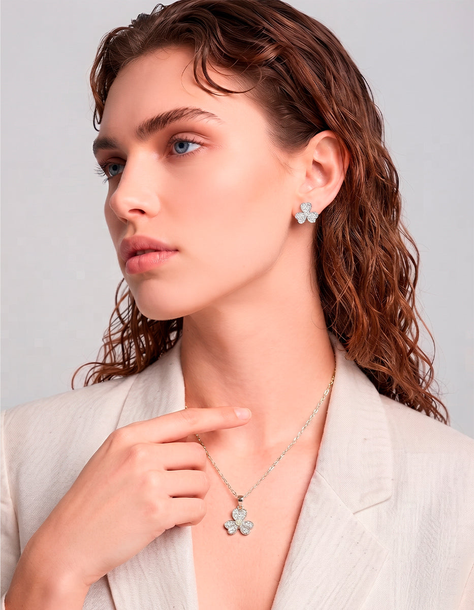 Set de Collar y Pendientes en Metales Nobles bañados en Rodio Blanco con Topacios Blancos en forma de Trébol