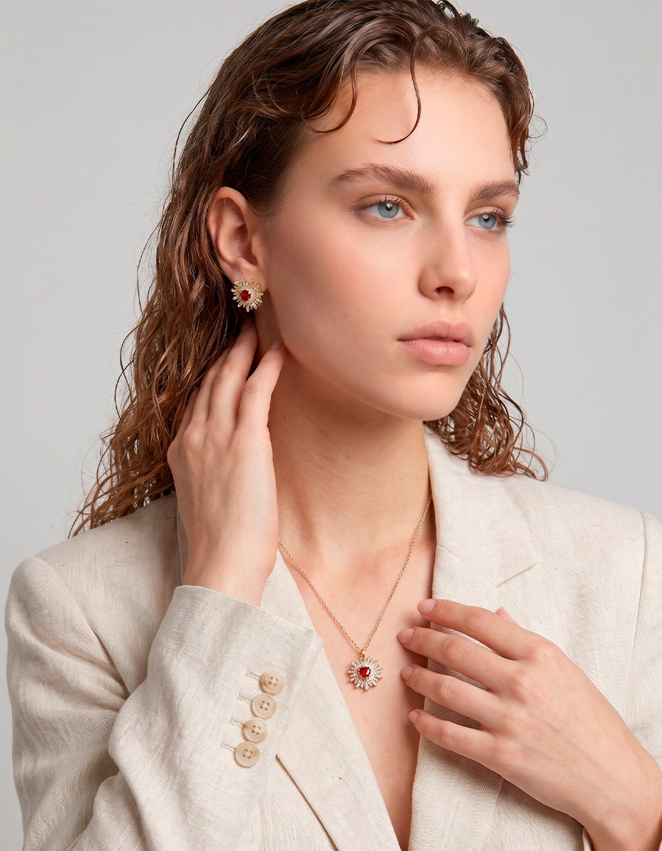 Set de Collar y Pendientes en Metales Nobles bañados en Oro de 18 Kilates con Topacios Blancos y Gema Roja
