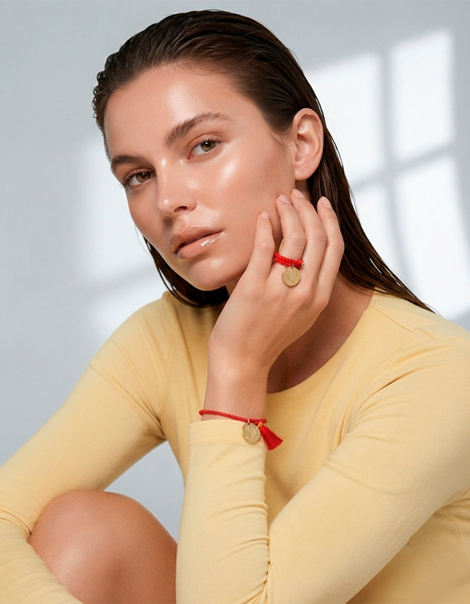 Pulsera y anillo con moneda color rojo