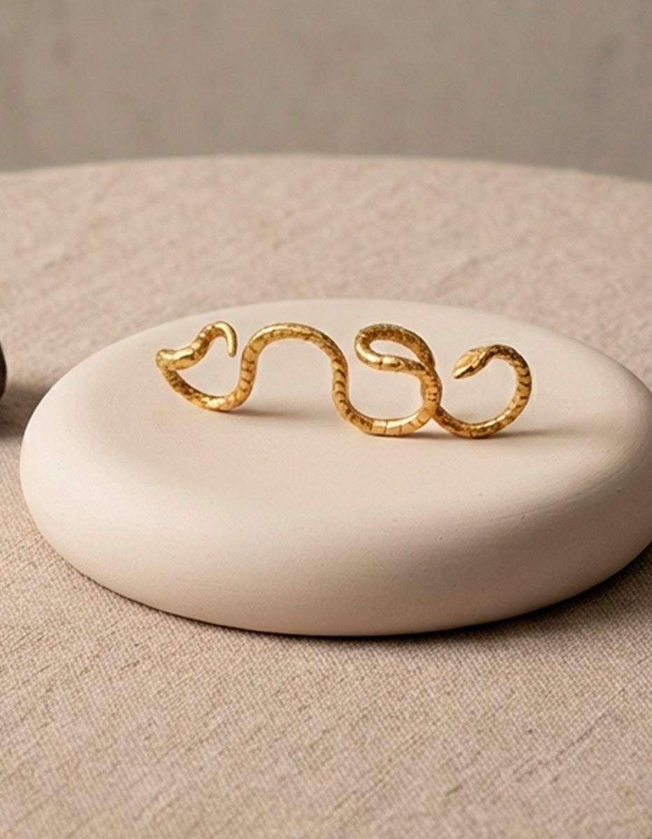 Anillo en forma de serpiente martelinada Poison