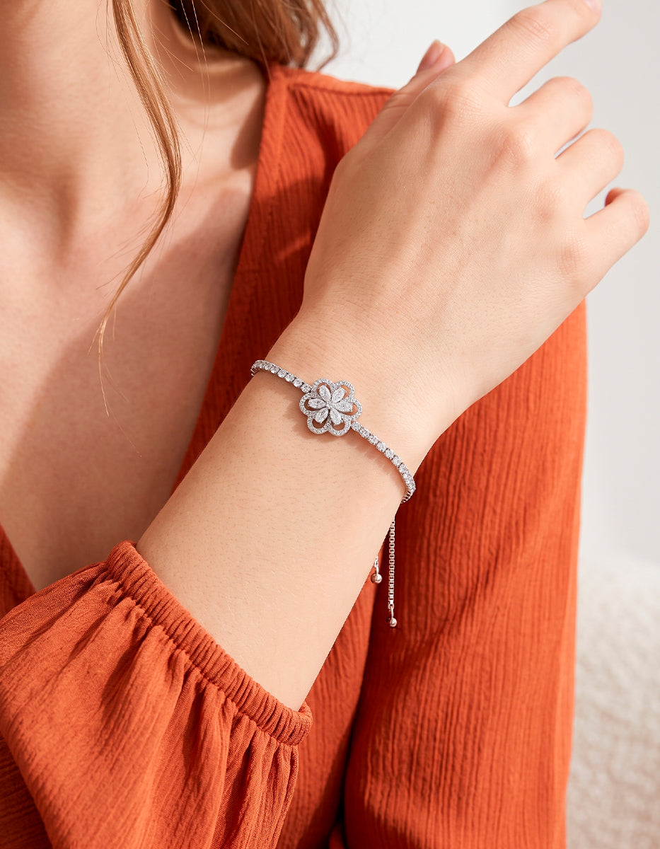 Pulsera ajustable con flor de 5 pétalos y topacios blancos Festive Style