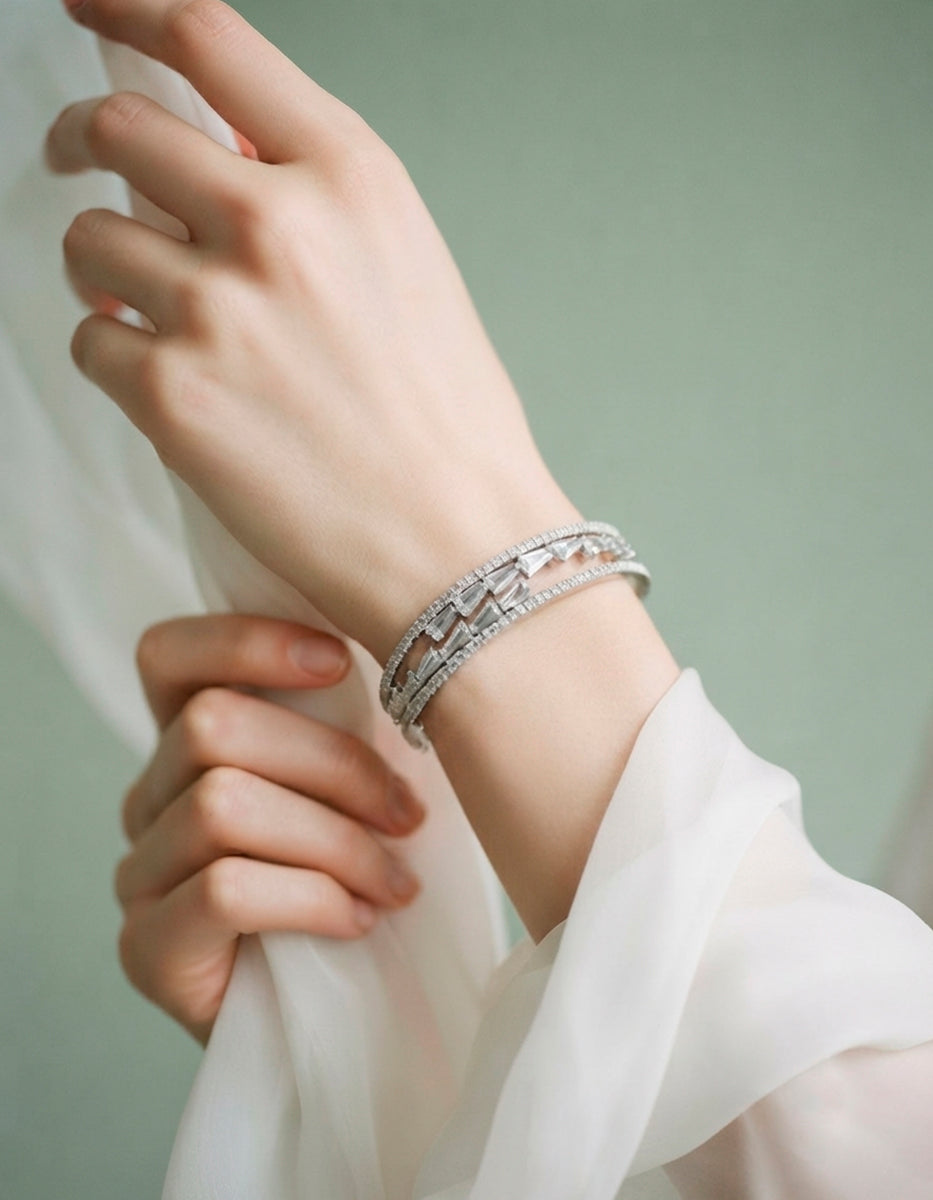 Brazalete con doble hilo, topacio rectangular y topacios blancos en diagonal Festive Style