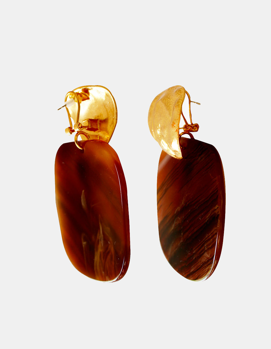 Pendientes oro laminado 22 kt con acabado marmoleado orgánico Golden Chic