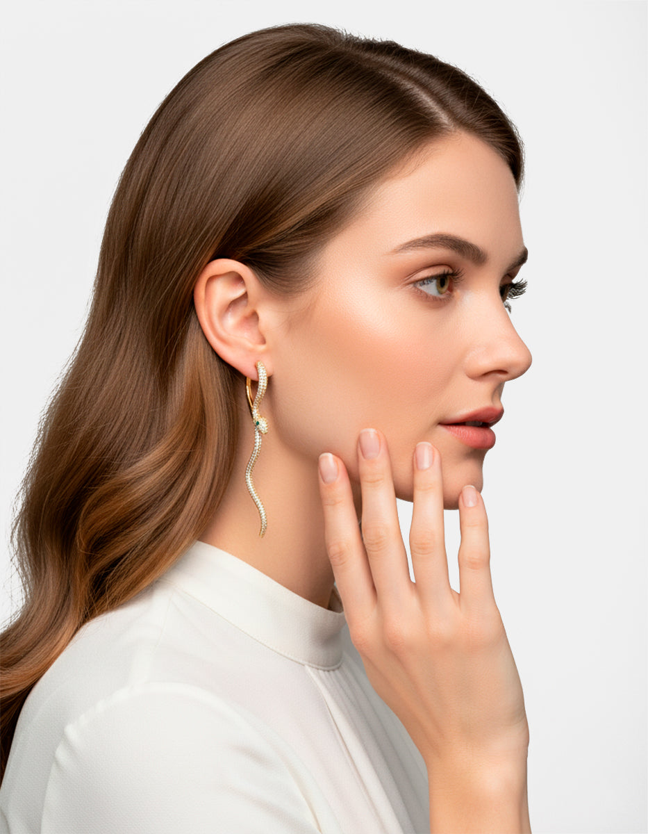 Pendientes forma serpiente con topacios blancos y esmeralda de Bombay Festive Style