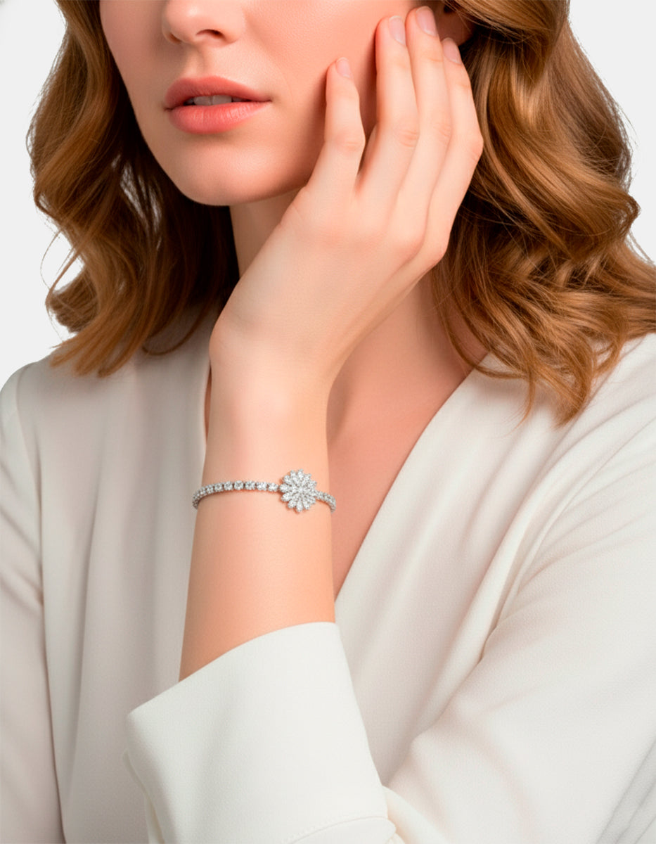 Pulsera ajustable con flor y topacios blancos Festive Style
