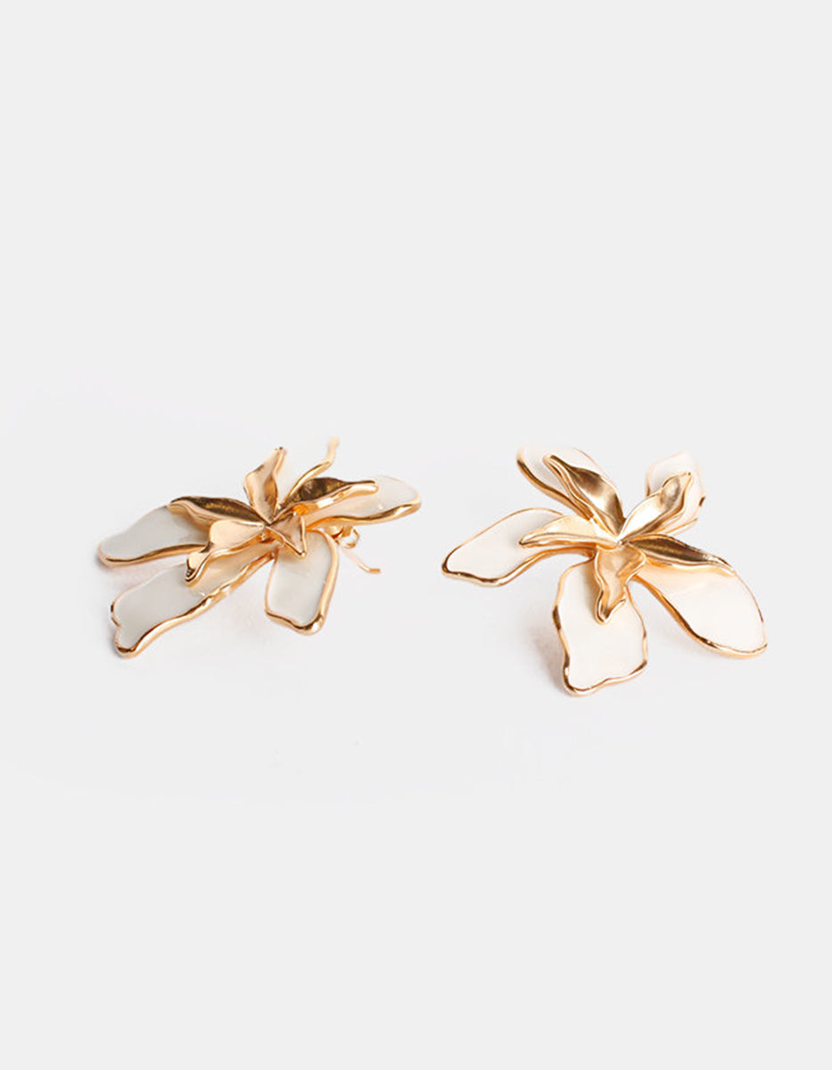 Pendientes oro laminado mate diseño floral & esmalte nude Golden Chic
