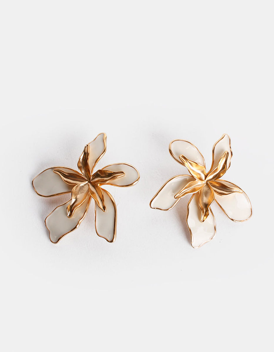 Pendientes oro laminado mate diseño floral & esmalte nude Golden Chic
