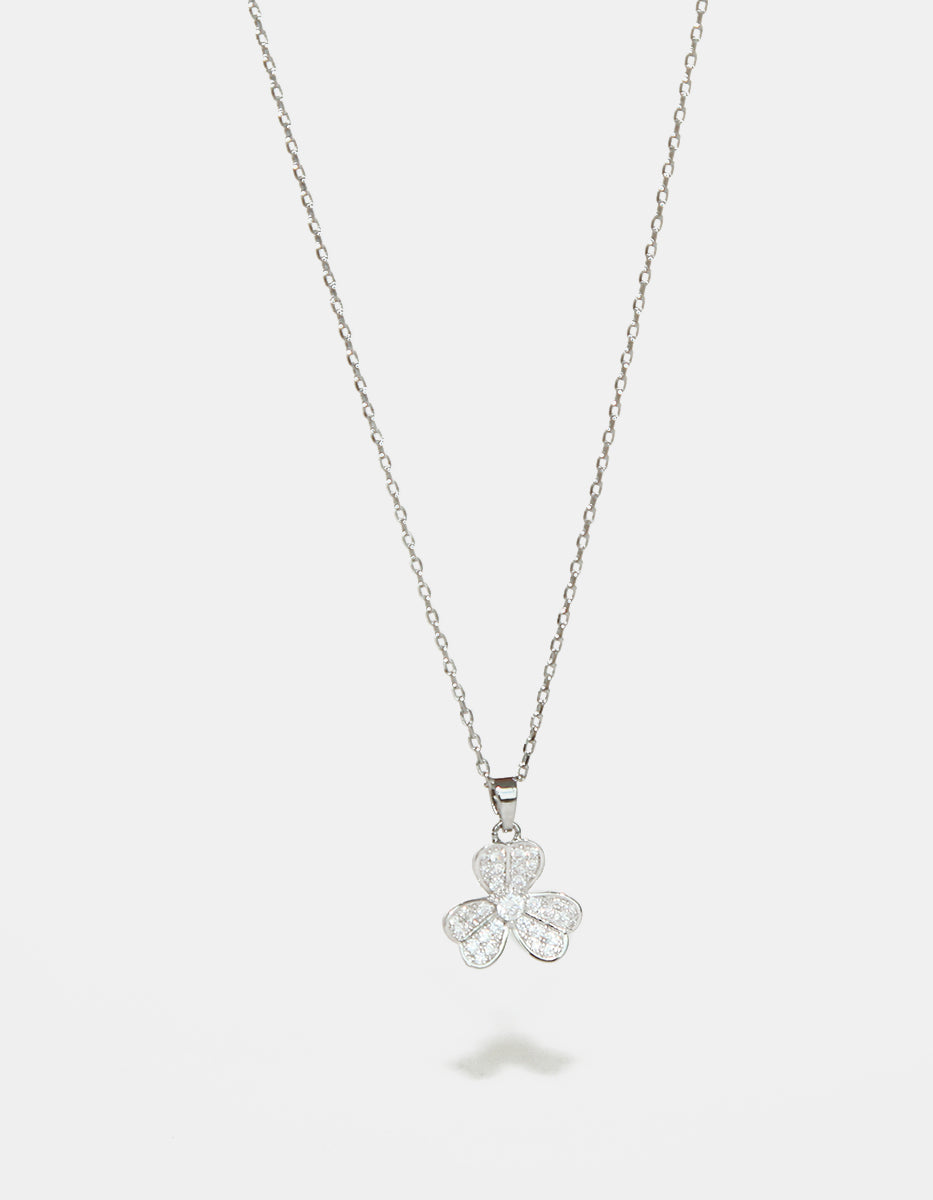 Set de Collar y Pendientes en Metales Nobles bañados en Rodio Blanco con Topacios Blancos en forma de Trébol