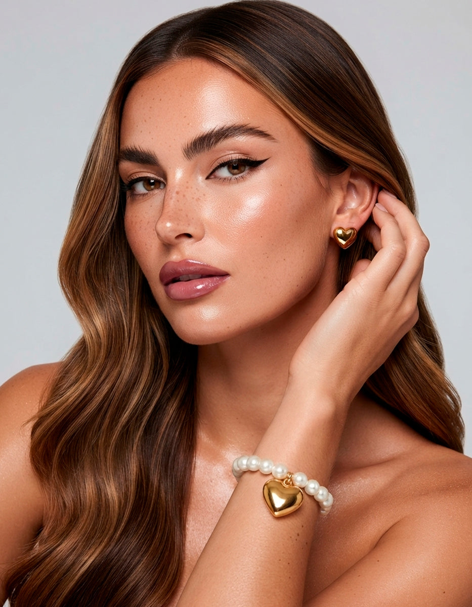Pulsera de perlas con corazón y broqueles con corazón