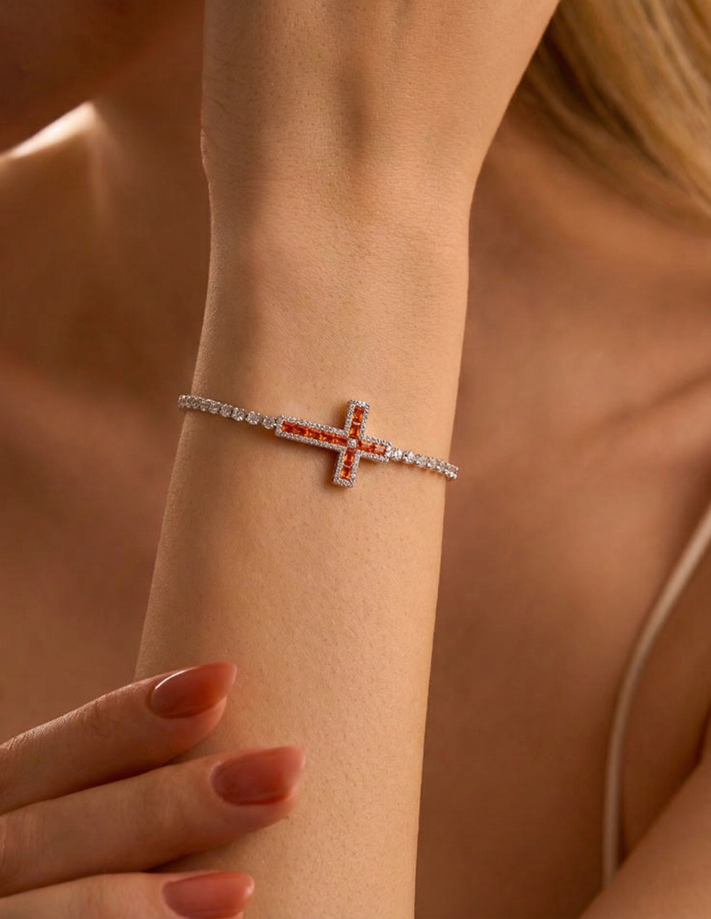 Pulsera en metales nobles con baño de platino y piedra granate roja de 2.5 cm Festive Style