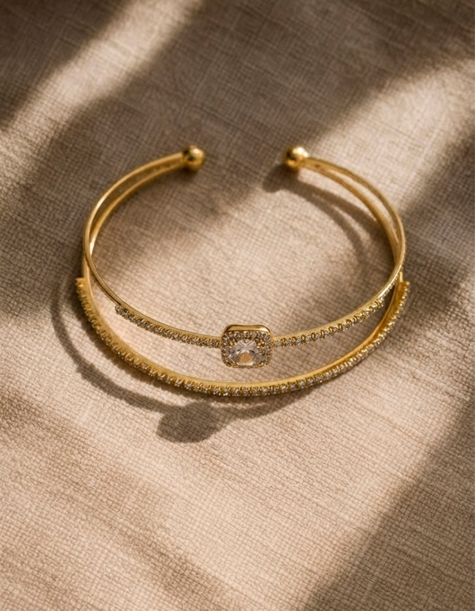 Brazalete con baño de oro 22 kt doble hilo con topacios blancos Festive Style