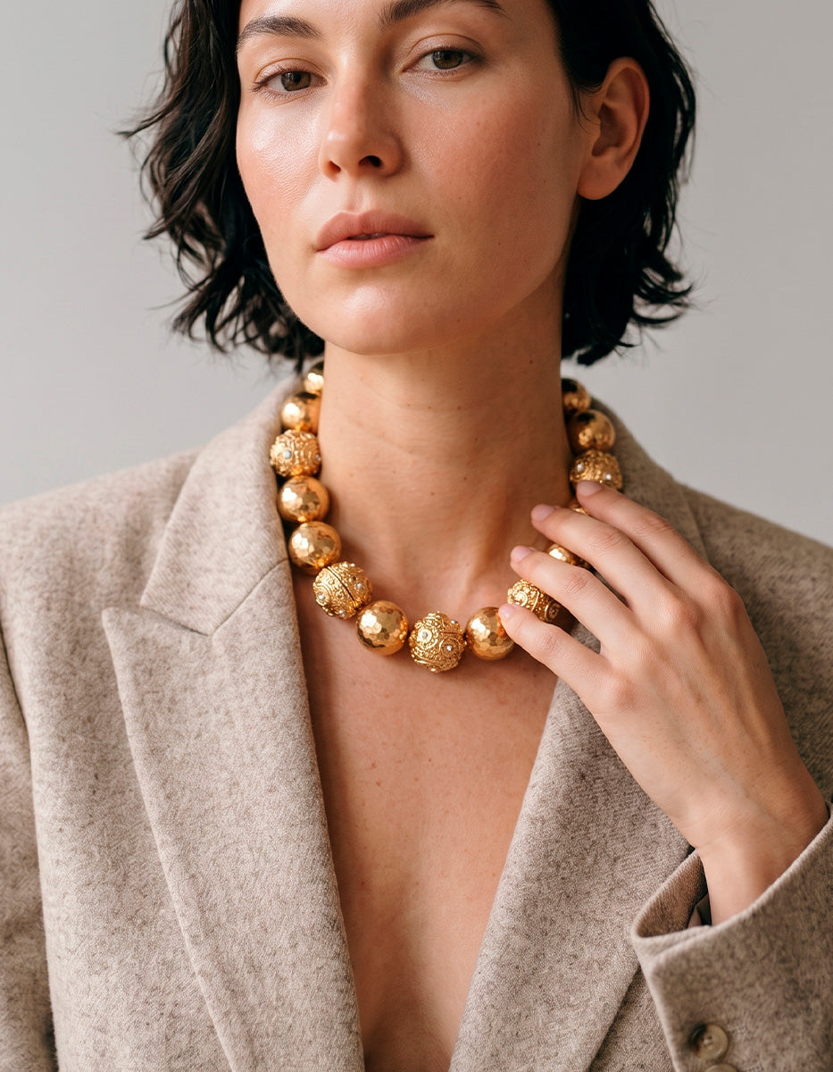 Collar oro laminado 22 kt con bolas martilladas y topacios blanco Golden Chic