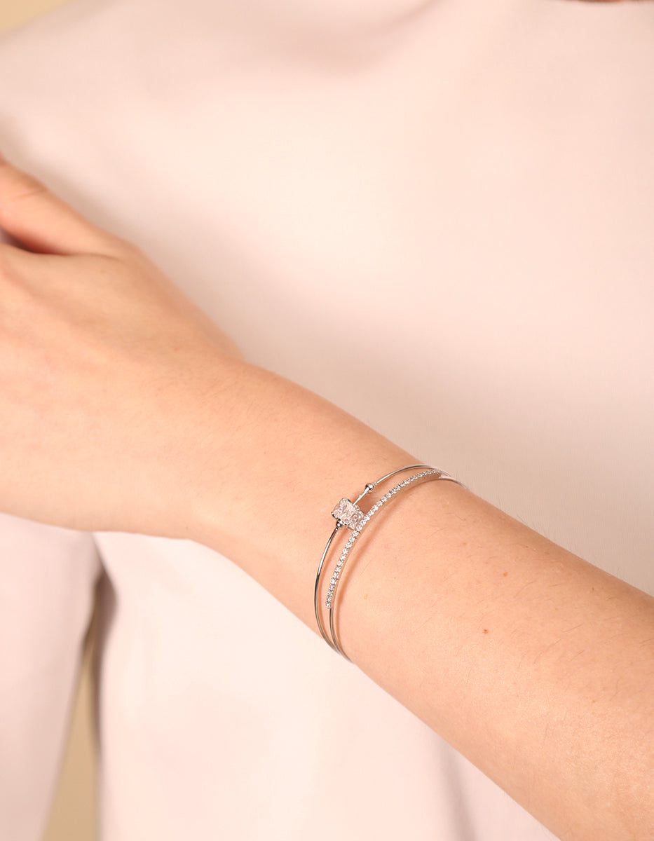 Brazalete de metal noble con Baño de Platino, Doble Hilo con Topacio Blanco Cúbico Central y Topacios Blancos Festive Style