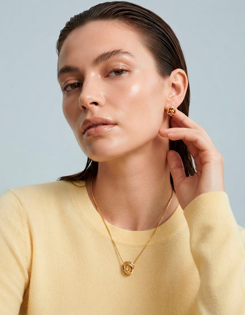Collar y broqueles con nudo