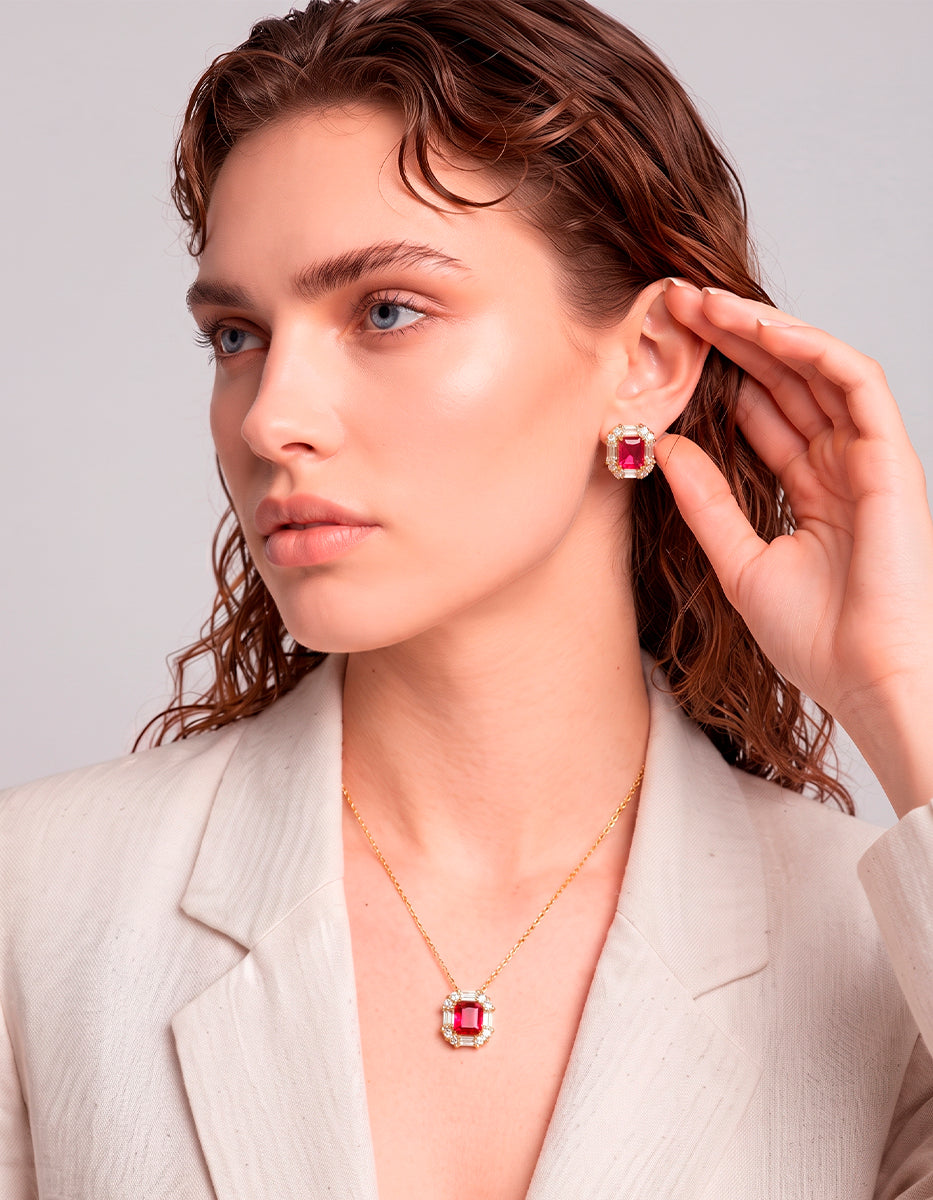 Set de Collar y Pendientes en Metales Nobles bañados en Oro de 18 Kilates con Gema Roja