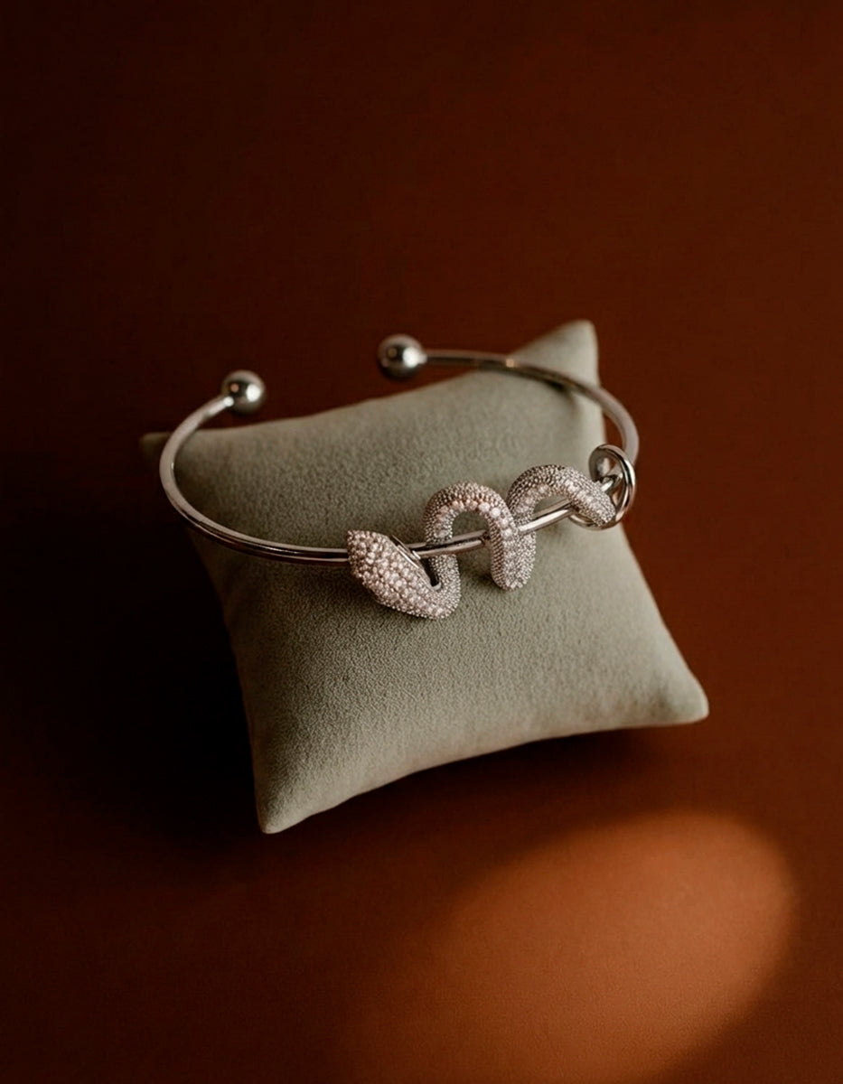 Brazalete con serpiente entrelazada terminación infinito y topacios blancos Festive Style