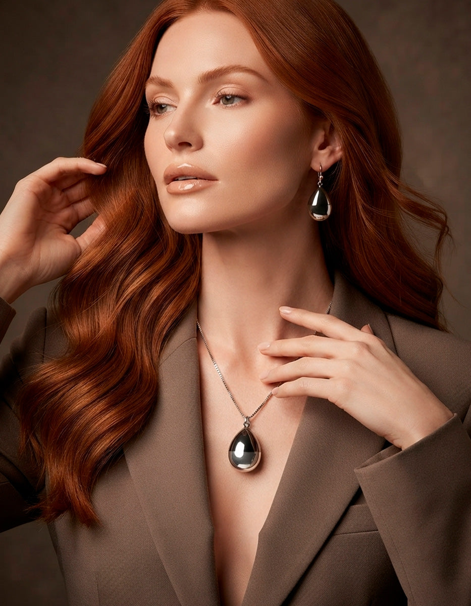 Collar y aretes con forma de gota