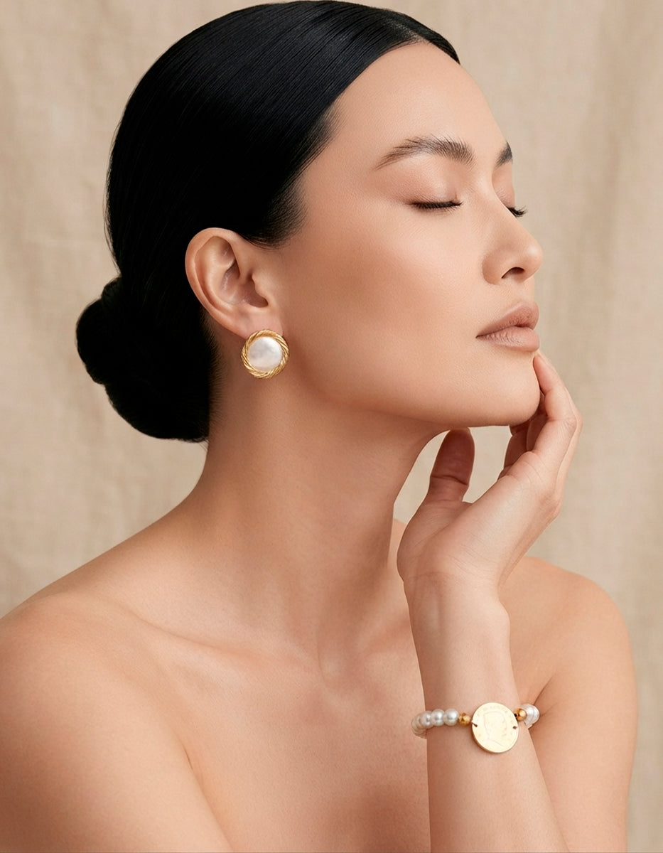 Pulsera de perlas mabe con moneda y aretes con madreperla