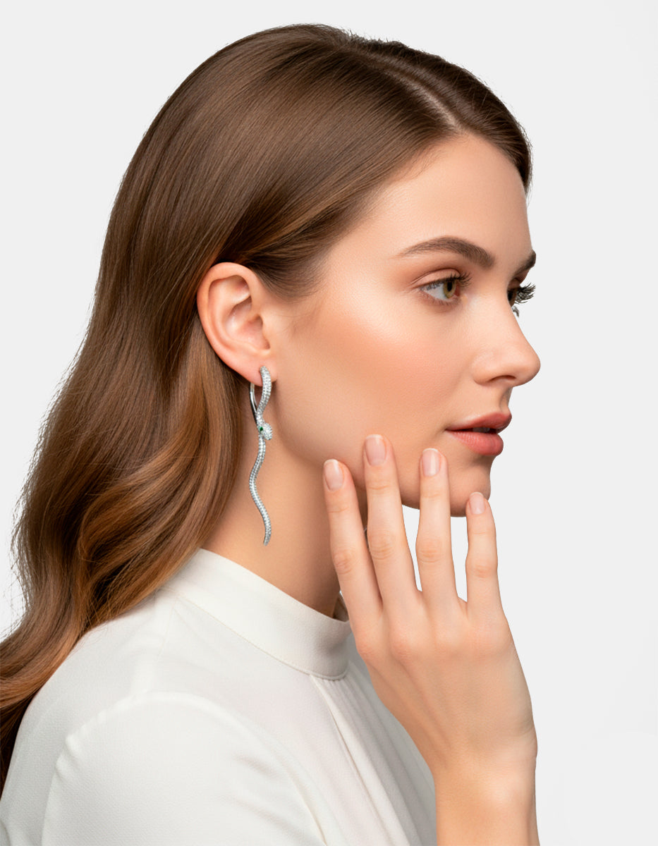 Pendientes forma serpiente con topacios blancos y esmeralda de Bombay Festive Style