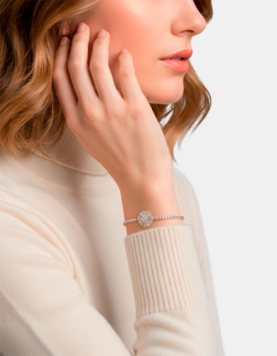 Pulsera ajustable con doble flor movimiento y topacios blancos Festive Style