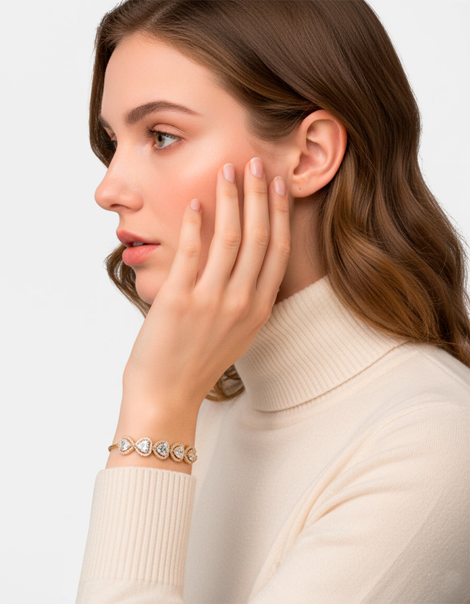 Pulsera ajustable con 5 corazones y topacios blancos Festive Style