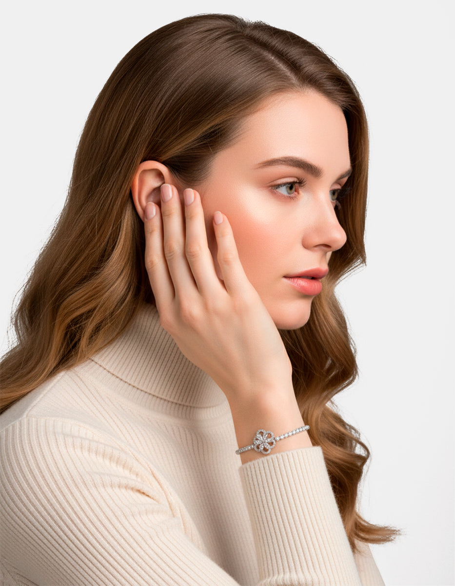 Pulsera ajustable con flor de 5 pétalos y topacios blancos Festive Style