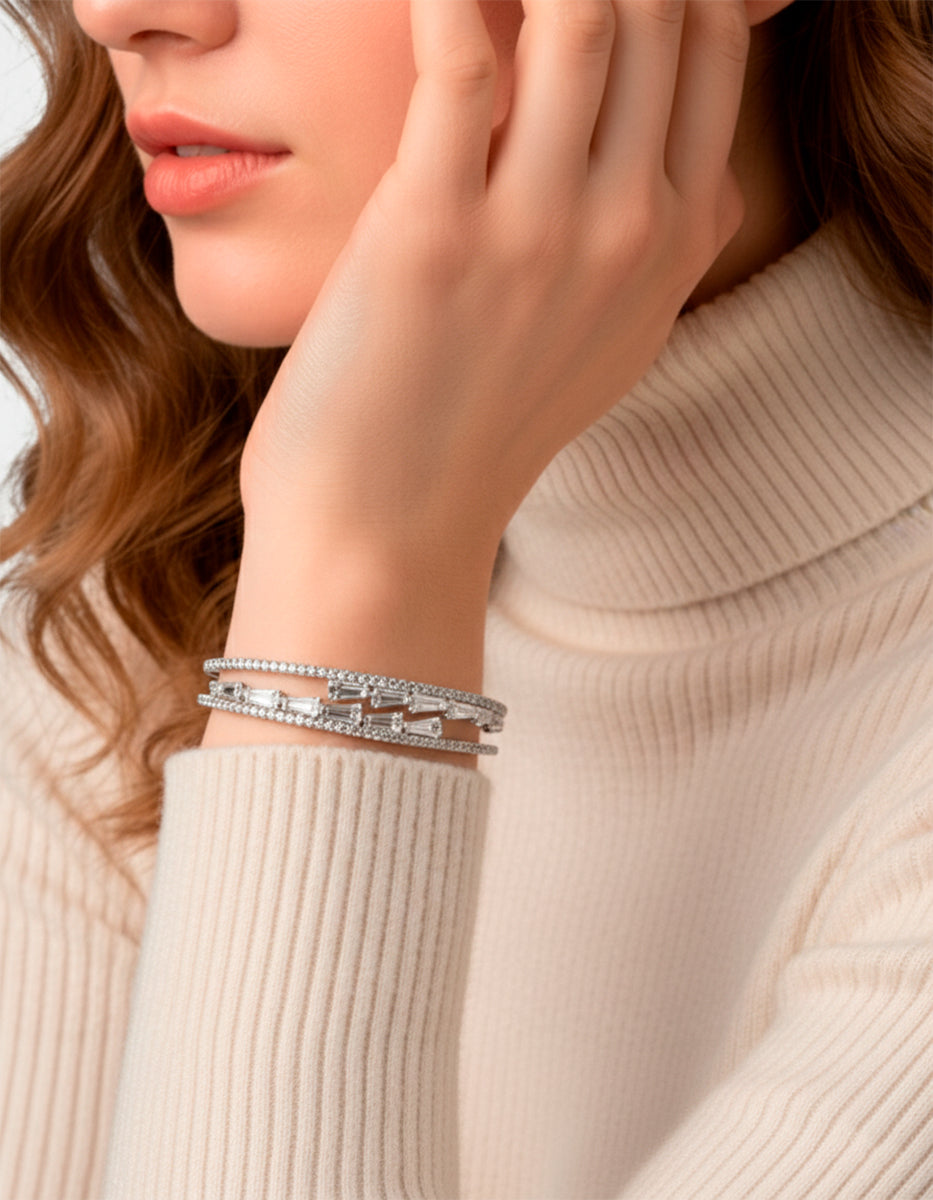 Brazalete con doble hilo, topacio rectangular y topacios blancos en diagonal Festive Style