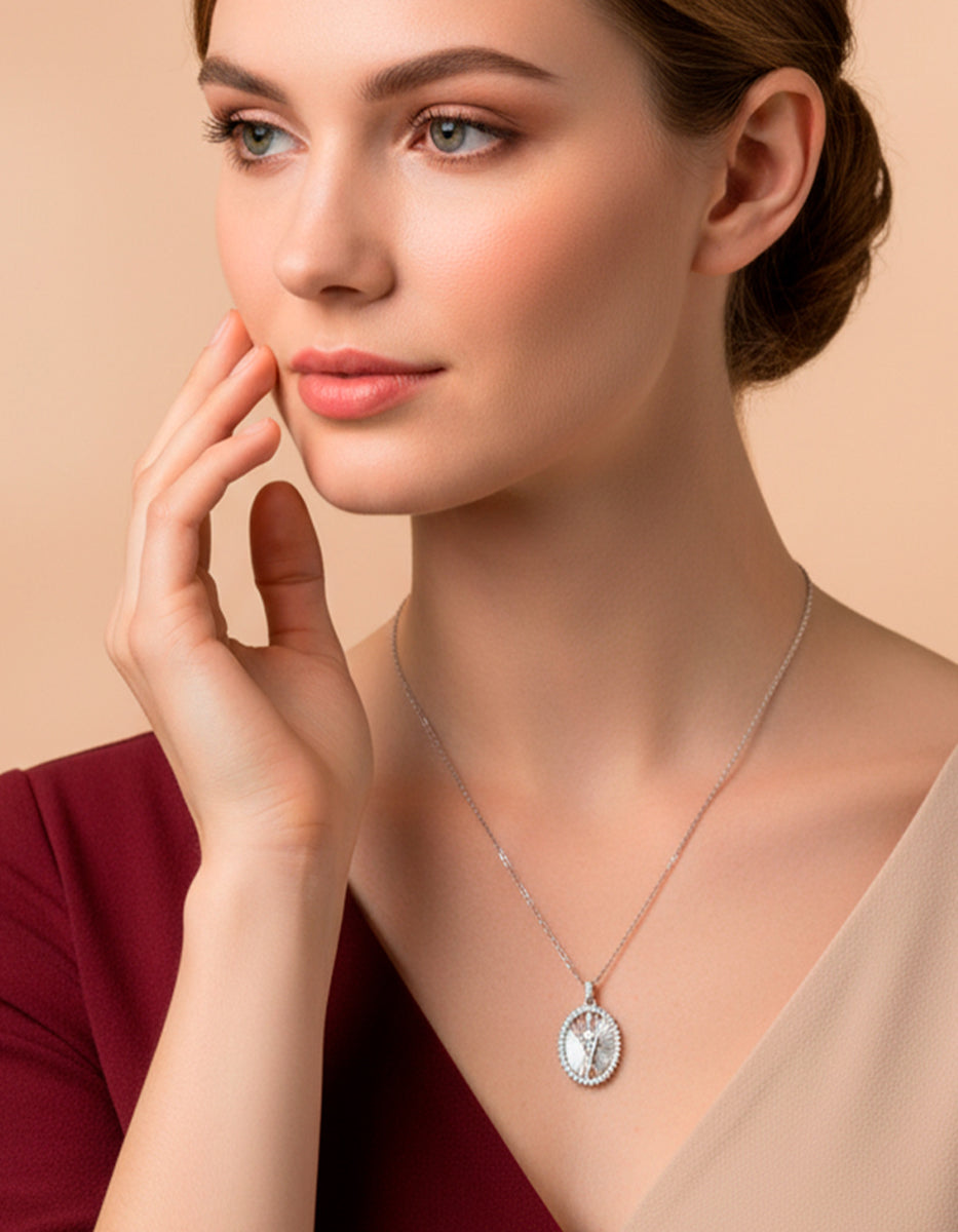 Collar con Medalla Virgen de Guadaupe Cerca del Corazón