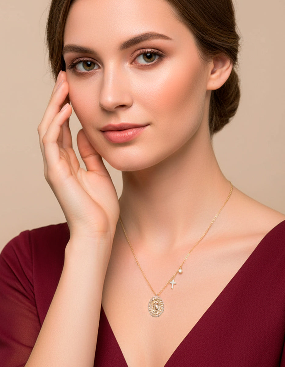 Collar con Medalla Virgen de Guadaupe Cerca del Corazón
