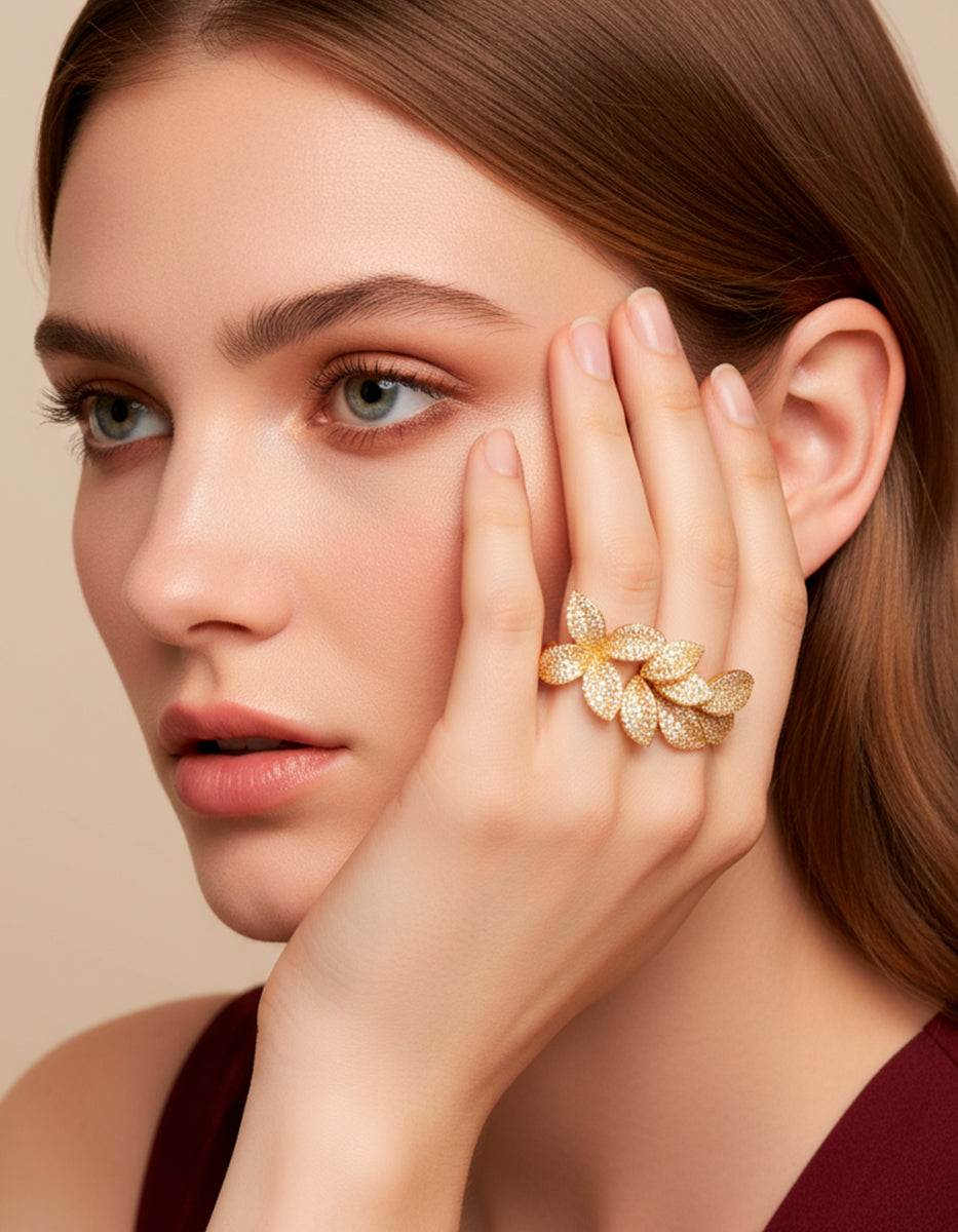 Anillo elegante adornado con pavè de  circonitas blancas Puresa