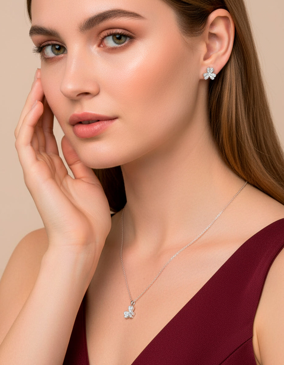 Set de Collar y Pendientes en Plata 925 bañados en Rodio Blanco con Topacios Blancos en forma de Trébol