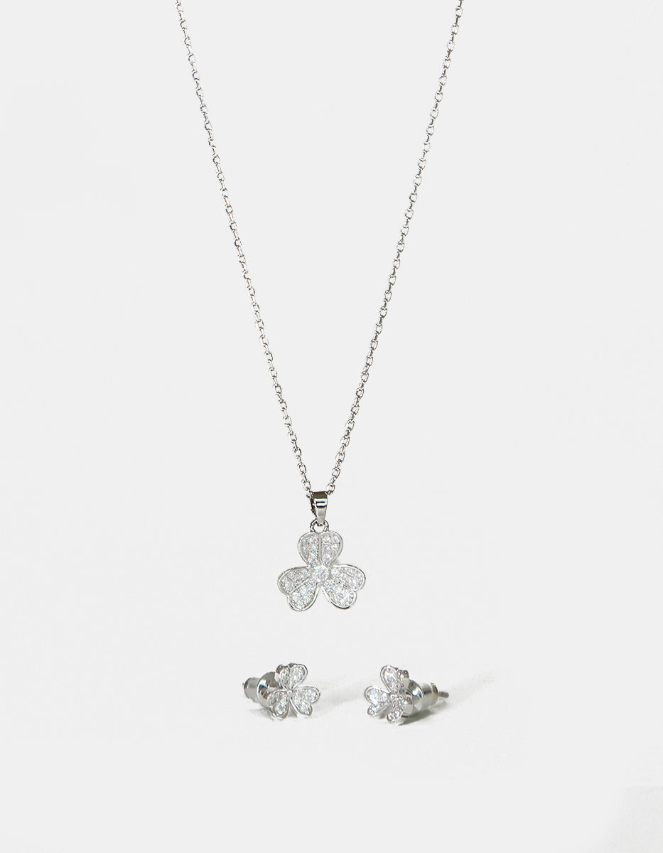 Set de Collar y Pendientes en Plata 925 bañados en Rodio Blanco con Topacios Blancos en forma de Trébol