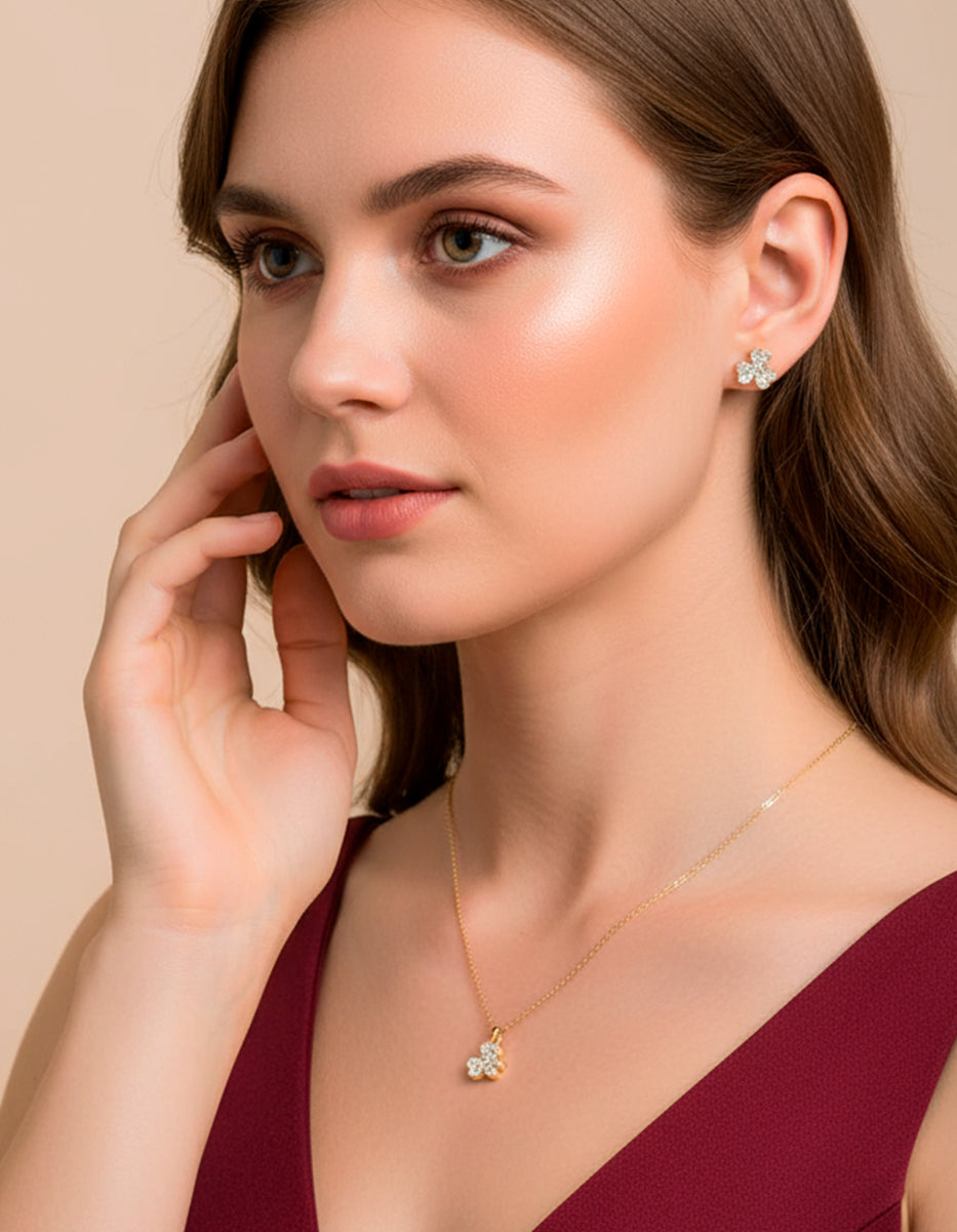 Set de Collar y Pendientes en Plata 925 bañados en Oro de 22 Kilates con Topacios Blancos en forma de Trébol