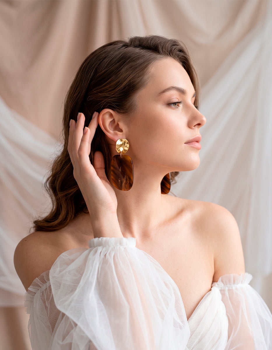 Pendientes oro laminado 22 kt con acabado marmoleado orgánico Golden Chic
