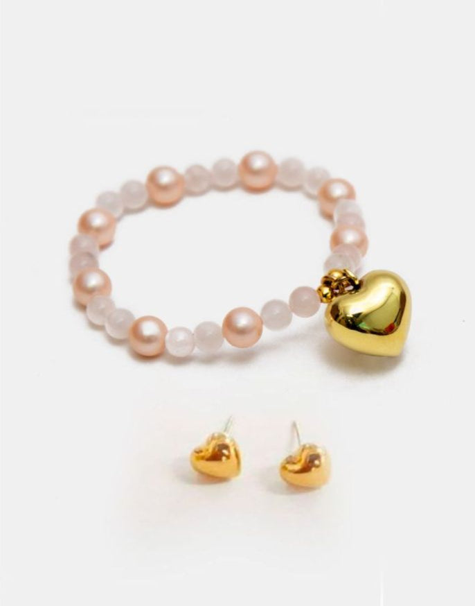 Pulsera de perlas con corazón y broqueles con corazón